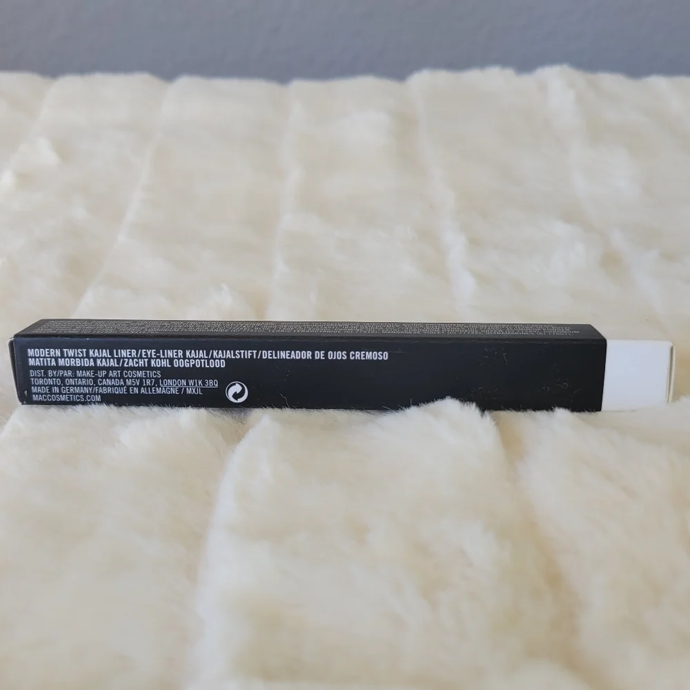 MAC COSMETICS // modern twist kajal eyeliner in polar ice